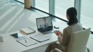 特定技能外国人向けの事前ガイダンスをオンラインで説明する企業担当者のイメージ